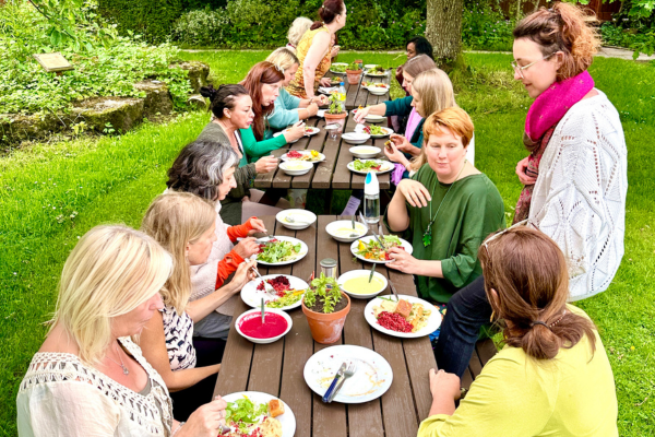 women-eating-outside